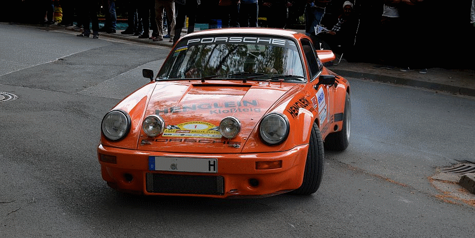 Porsche 911 bei einer Klassik Rallye
